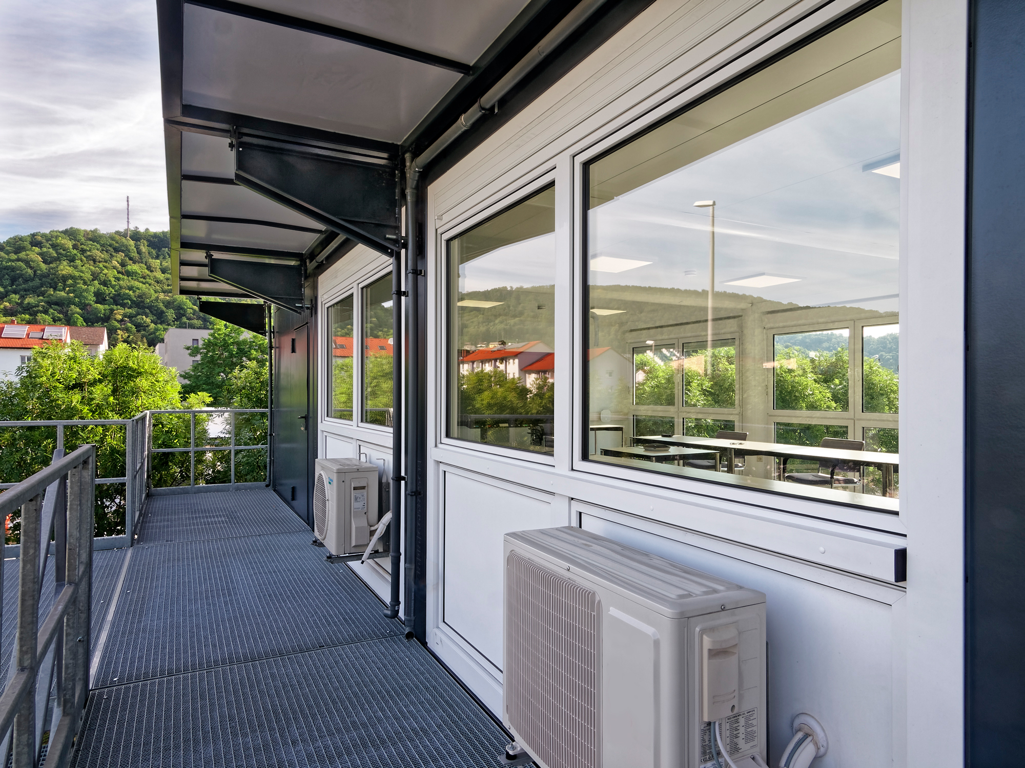 Insulating glazing, roller shutters and split air conditioning units ensure a pleasant indoor climate regardless of the season.