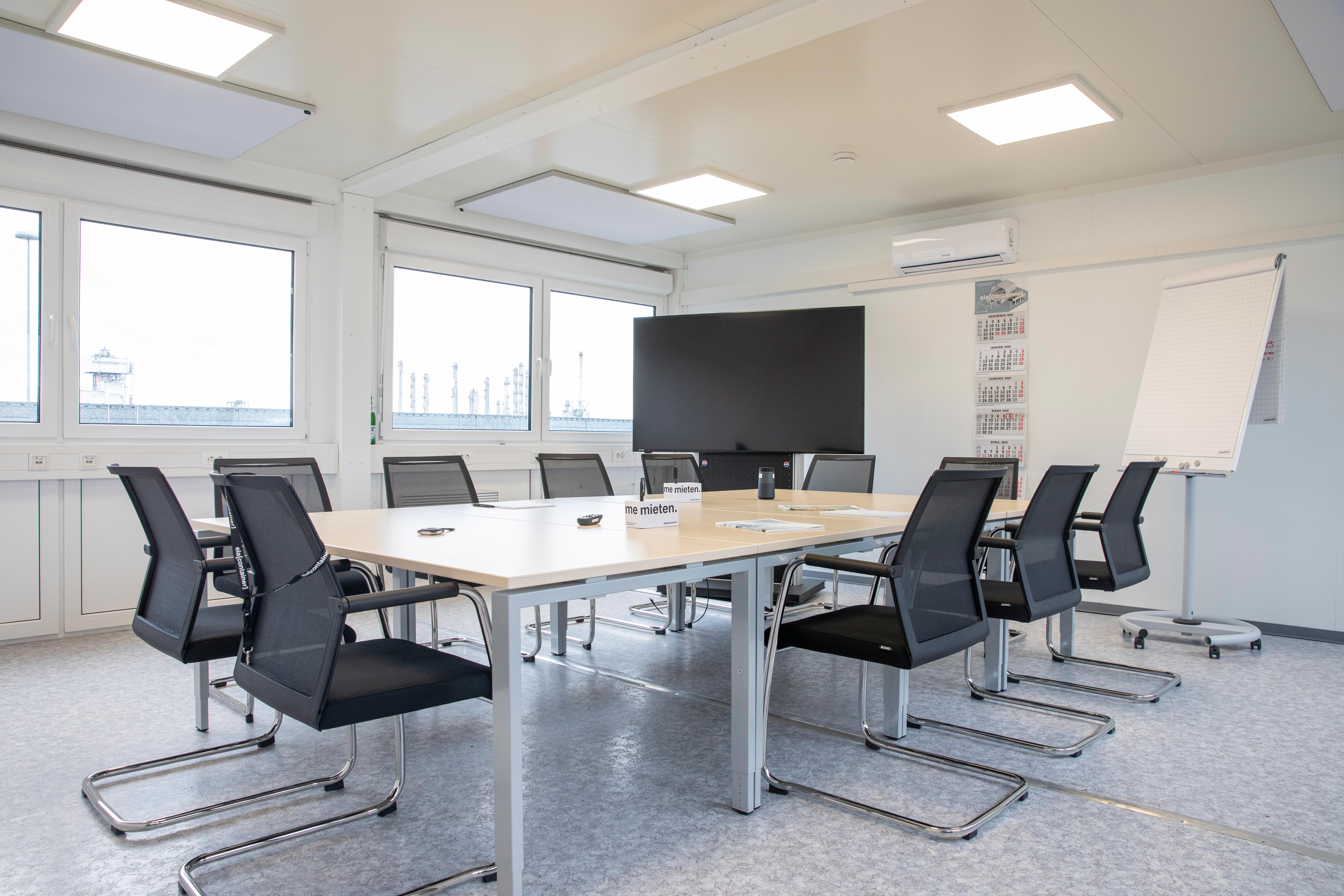 Spacious meeting rooms in a bright atmosphere.