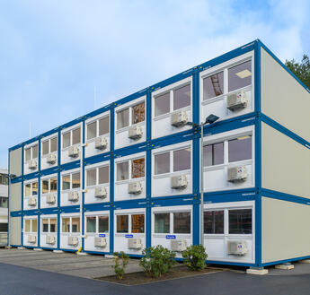 On three floors, the container facility offers plenty of space for offices and meeting rooms.